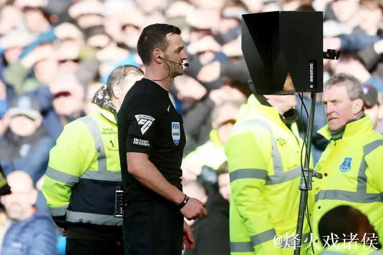 英超争议判罚让曼联愤怒,对手多次疑似手球未判,暴力动作仅获黄牌 英超争议判罚让曼联愤怒,对手多次疑似手球未判,暴力动作仅获黄牌